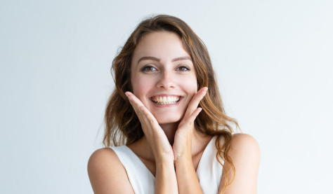 Mujer sonriendo a la camara