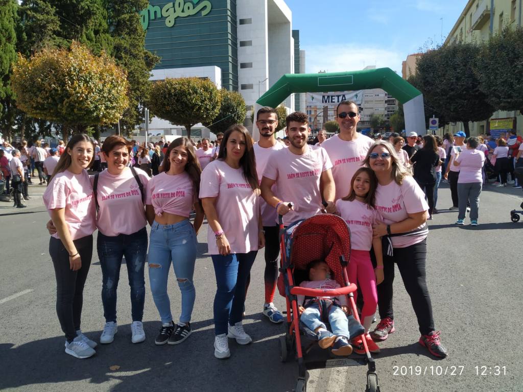 Personas participando en una marcha solidaria