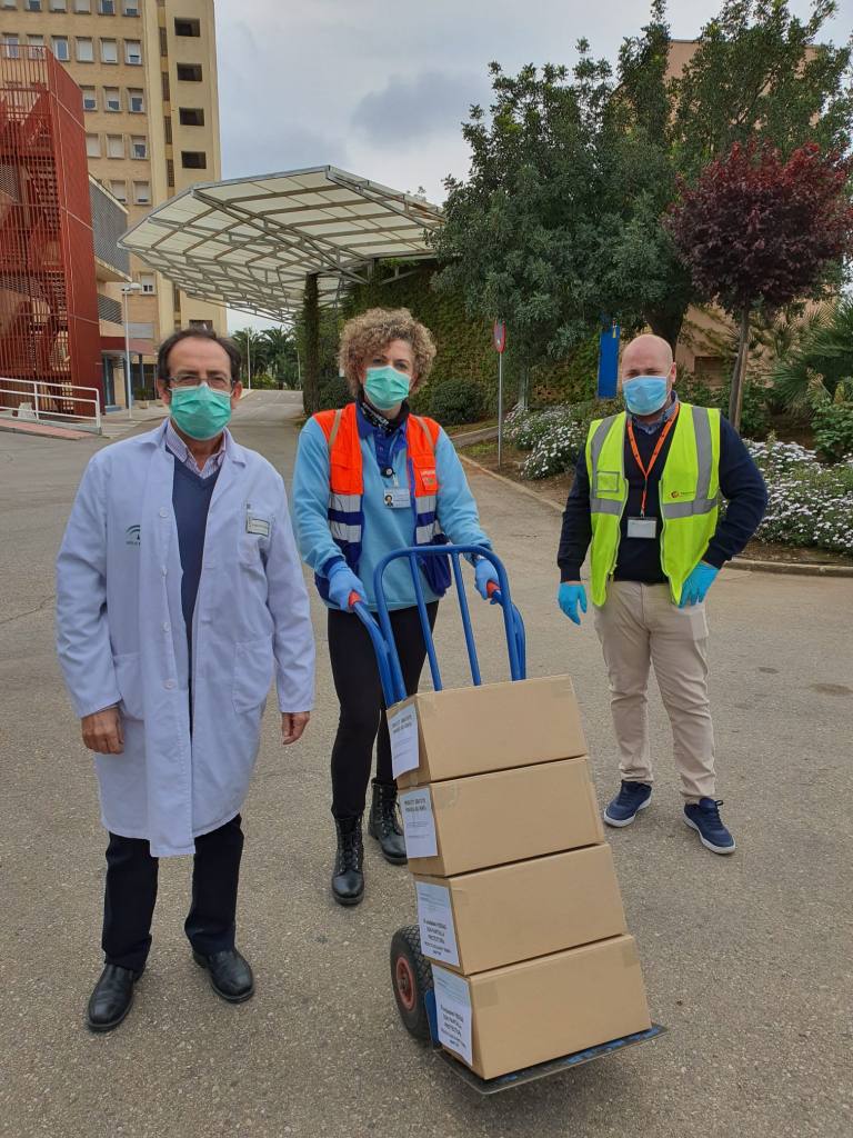 Varias personas entregando mascarillas para el covid