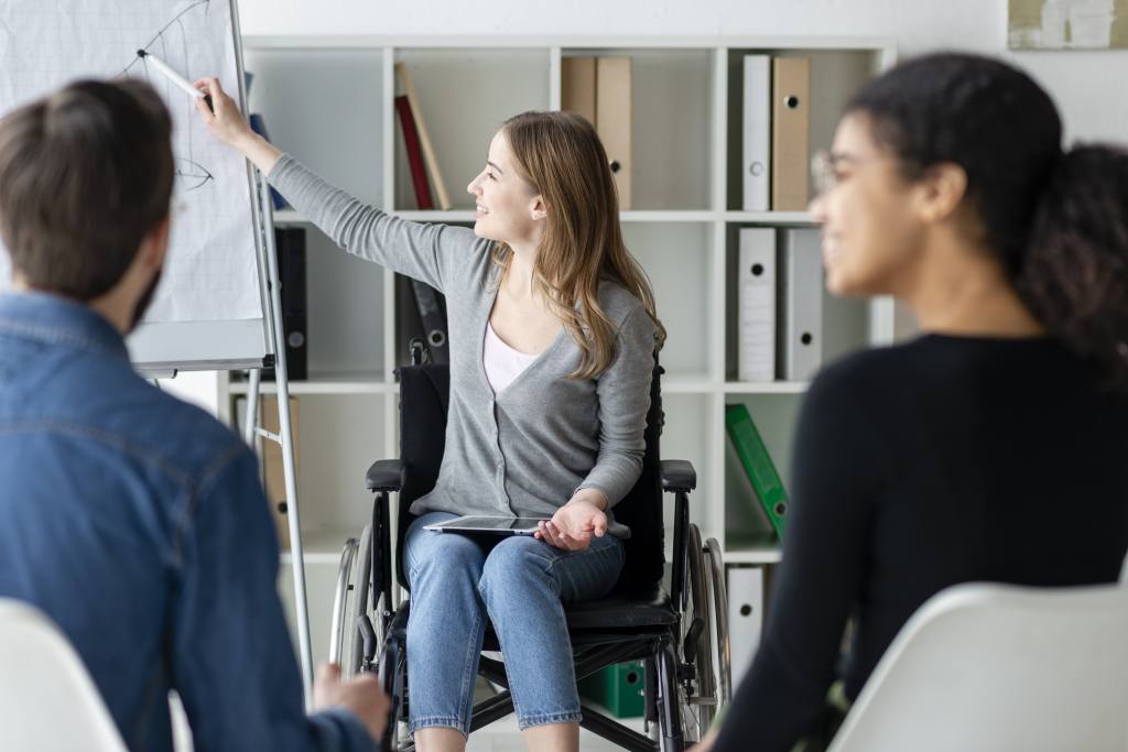 Persona en silla de ruedas dando una charla