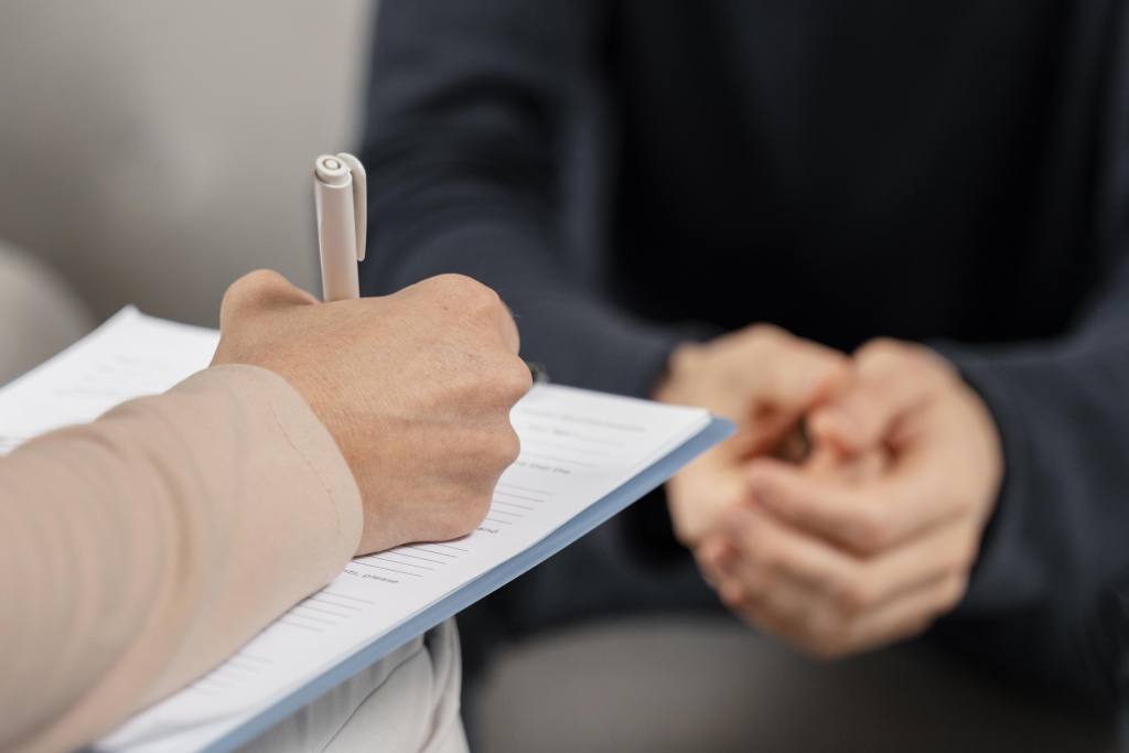 Persona firmando un contrato